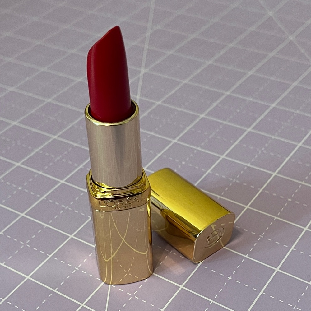 NEW L’Oreal Paris Colour Riche Reds of Worth Satin Lipstick #187 Successful Red